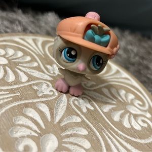 LPS owl #1476 with original hat accessory 💗   Lightly used but good condition !
